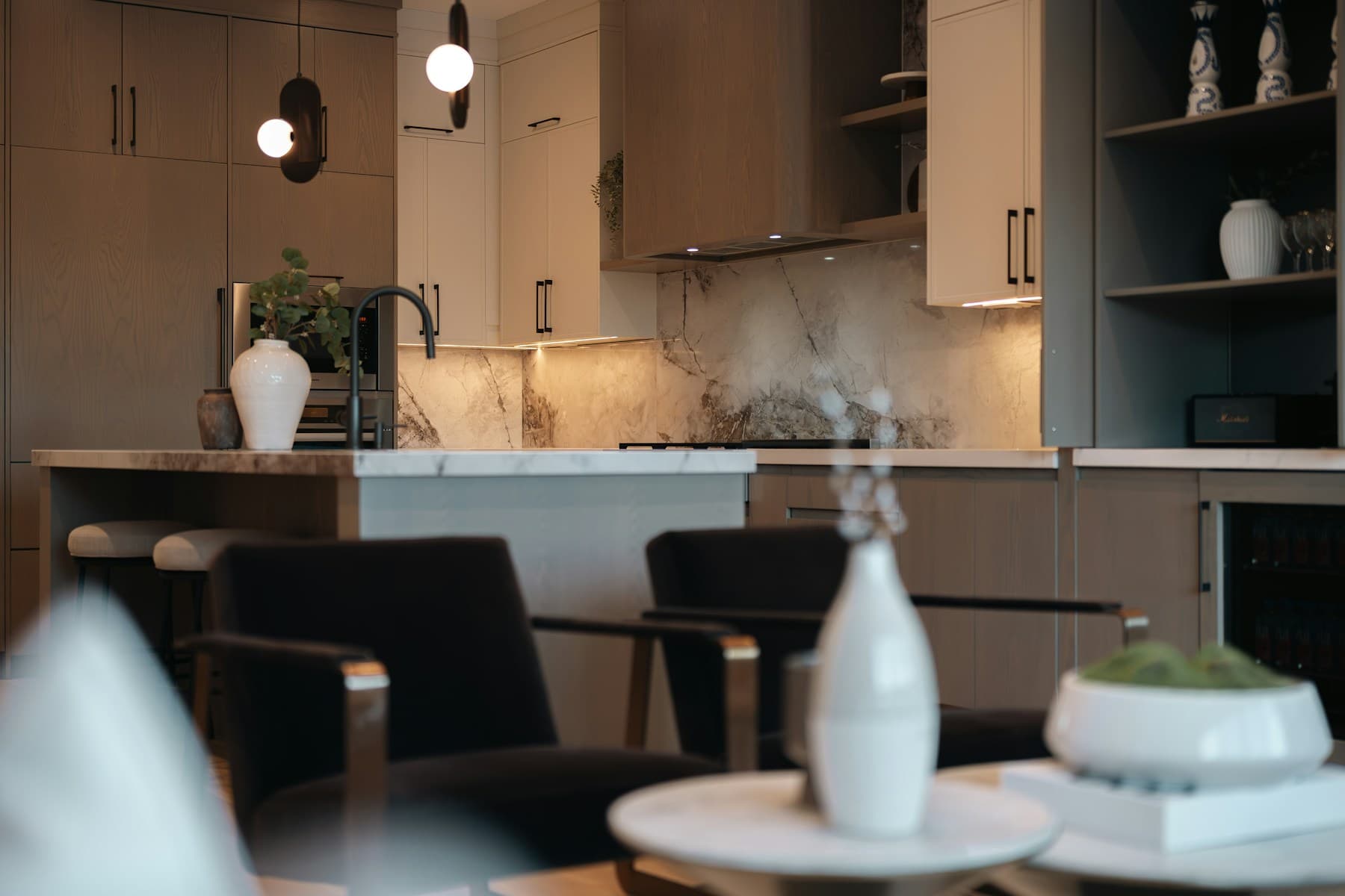 Betaalbare keuken met eiland en rustige afwerking.
