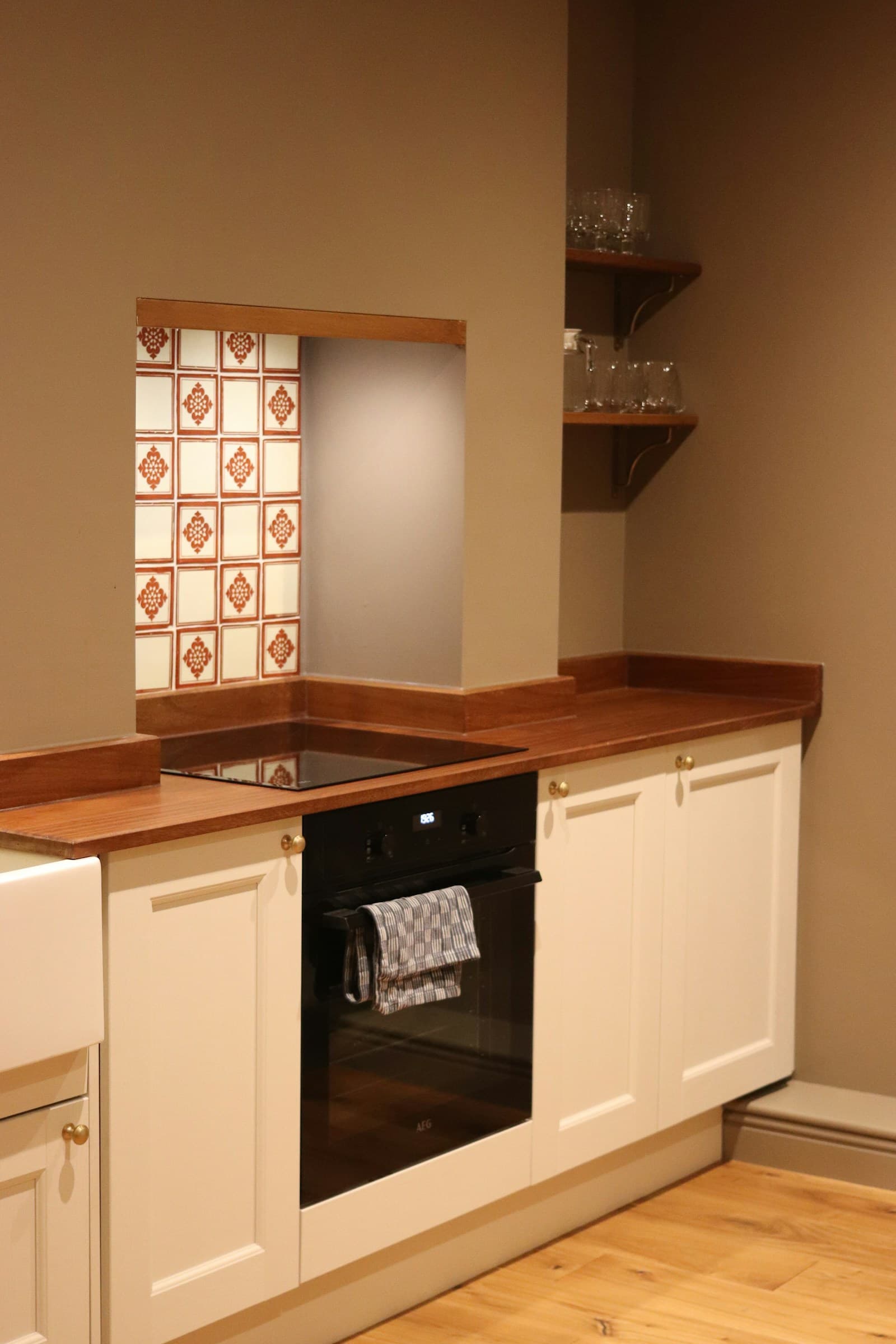 Keuken met witte fronten en houten werkblad.