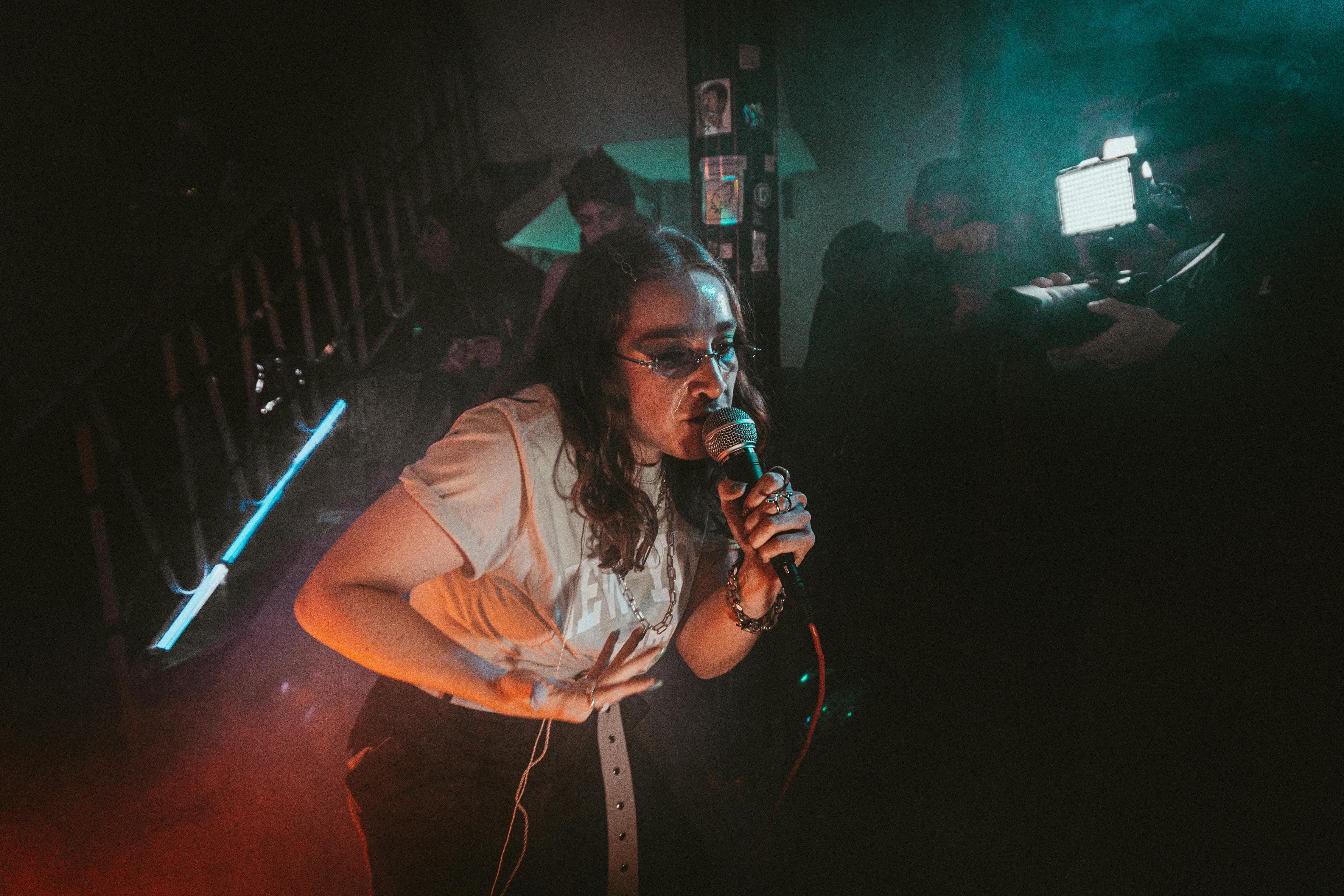 Live performance vastgelegd midden in het publiek.