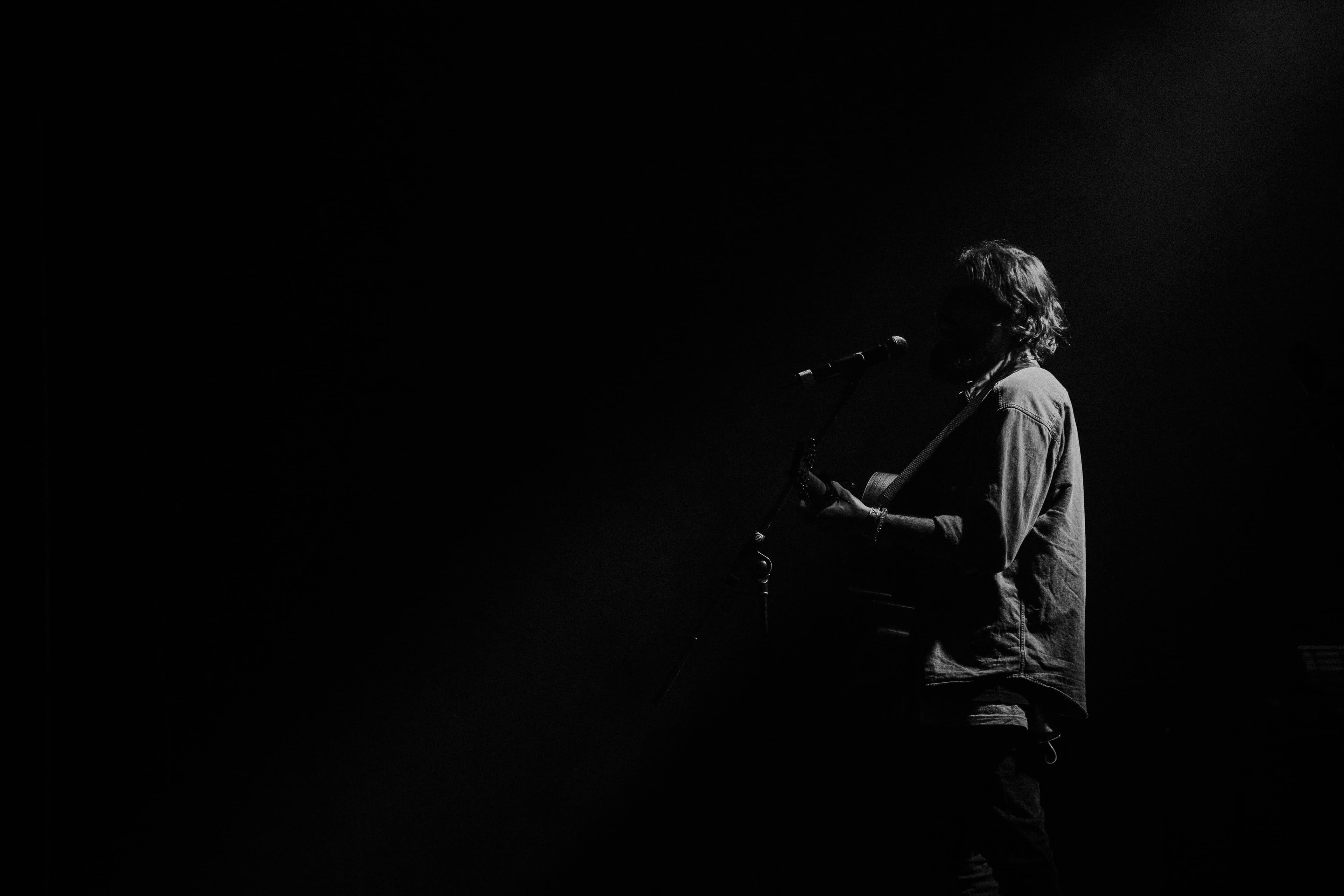 Zwart-wit podiumbeeld van een live performance.