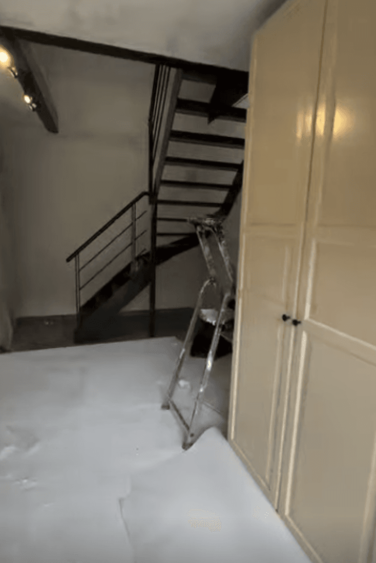 Detail van buitengevel tijdens schilder- en renovatiewerk.