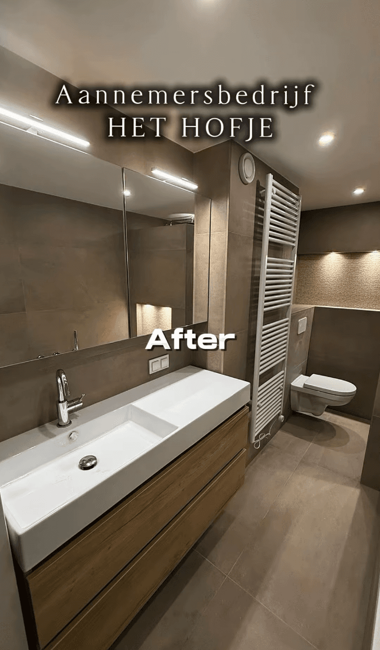 Afgewerkte badkamer met wandmeubel, grote spiegel en luxe afwerking.