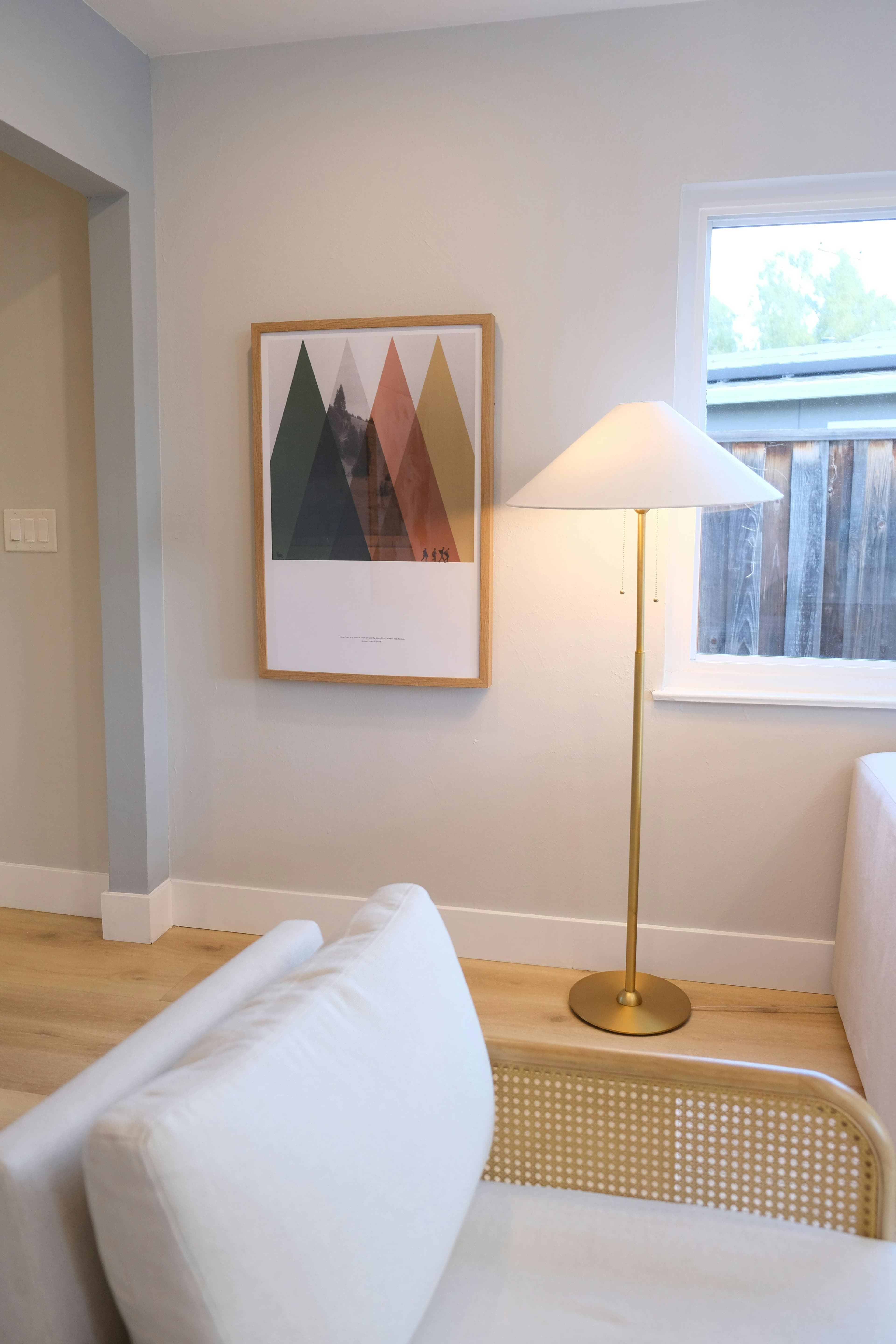 Warme lamp in minimalistische zithoek.