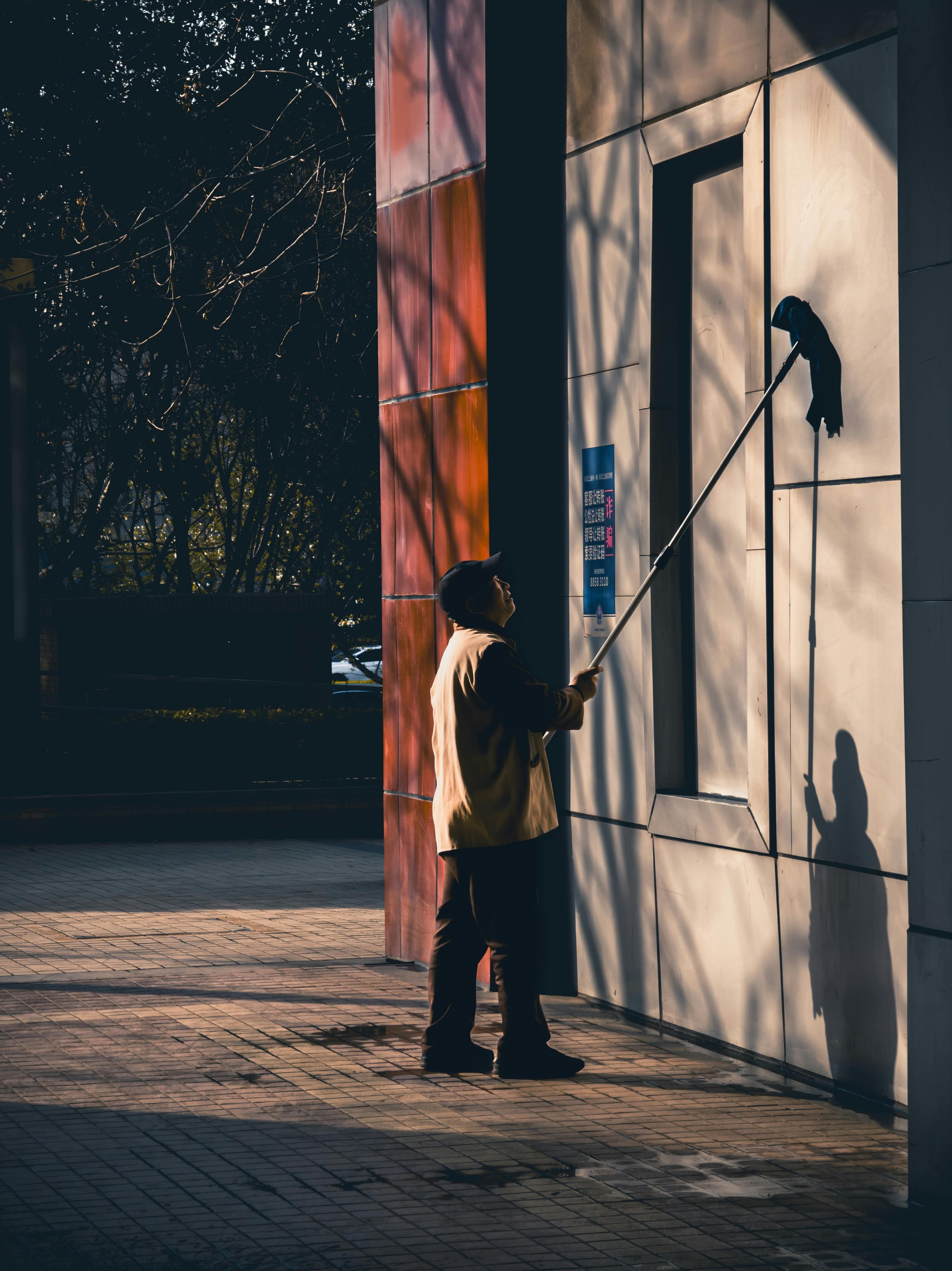 Reiniging van een buitenmuur aan een gebouw.