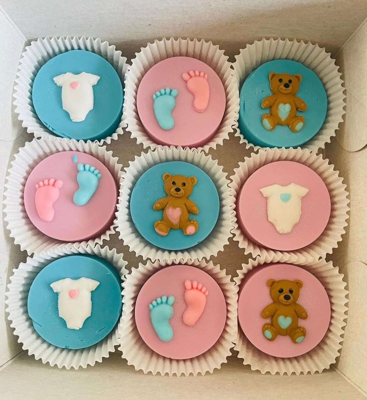 Zoete babyshower gebakjes.