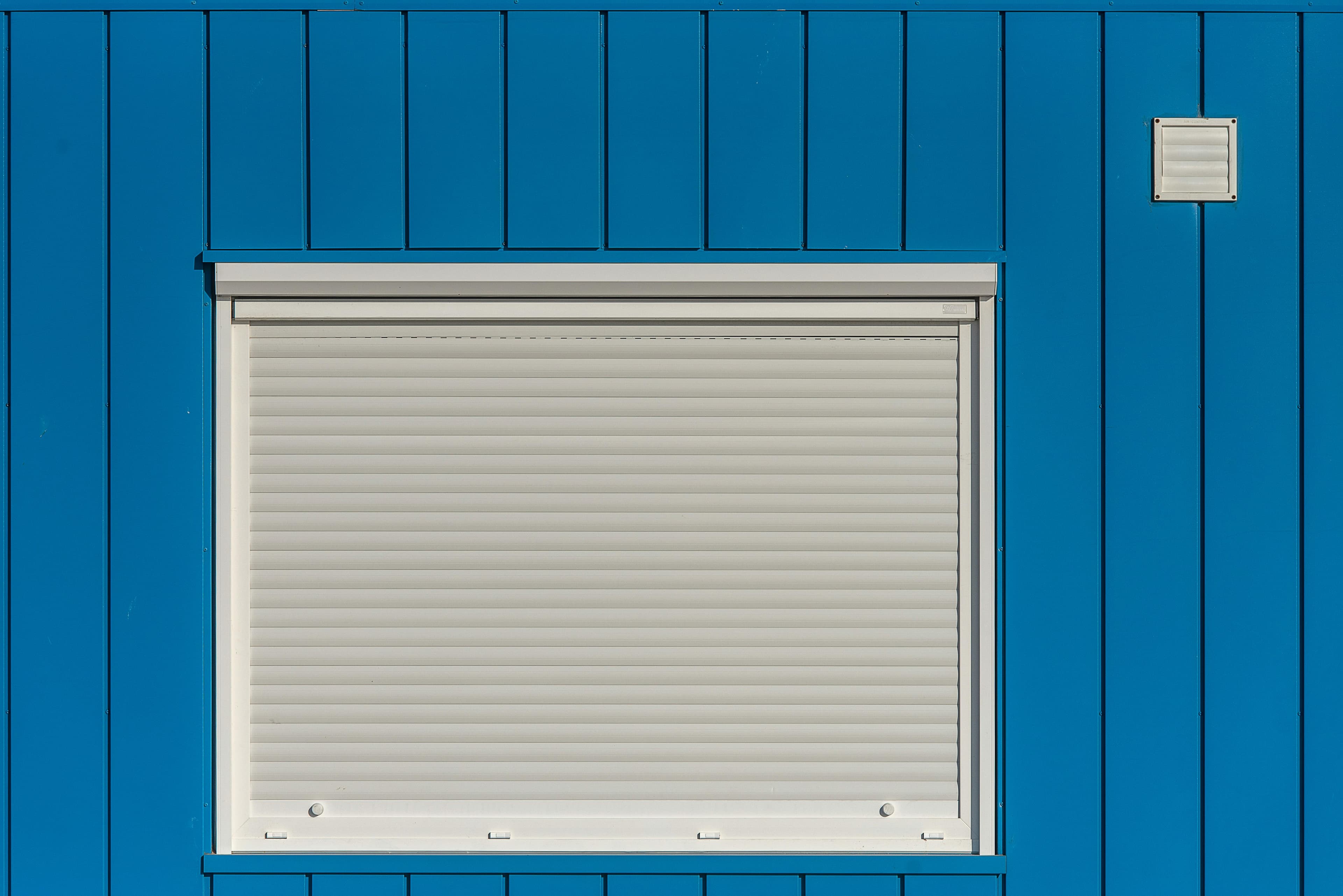 Rolluiken aan de buitenzijde van een woning.