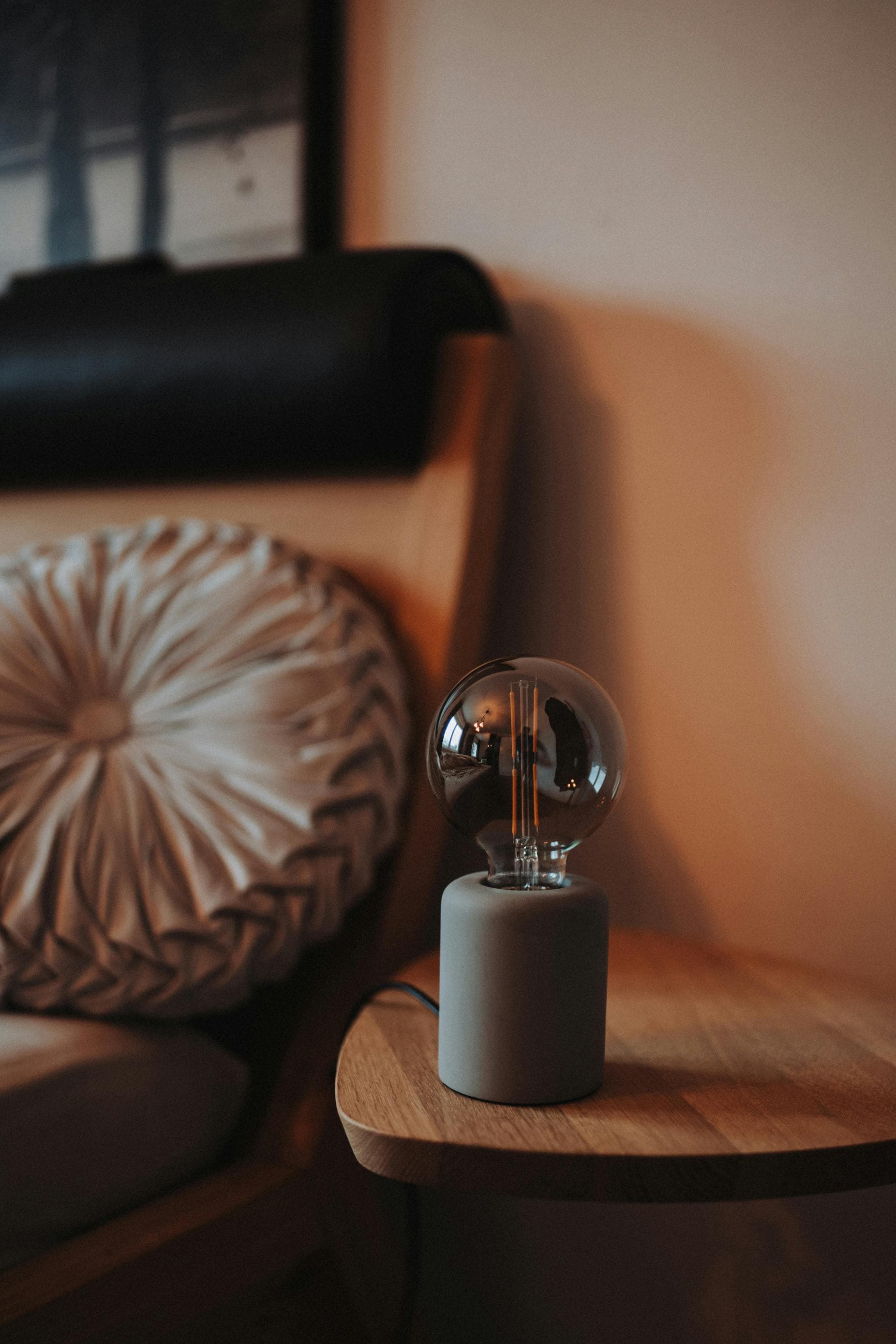 Warme productfoto van een decoratieve lamp.