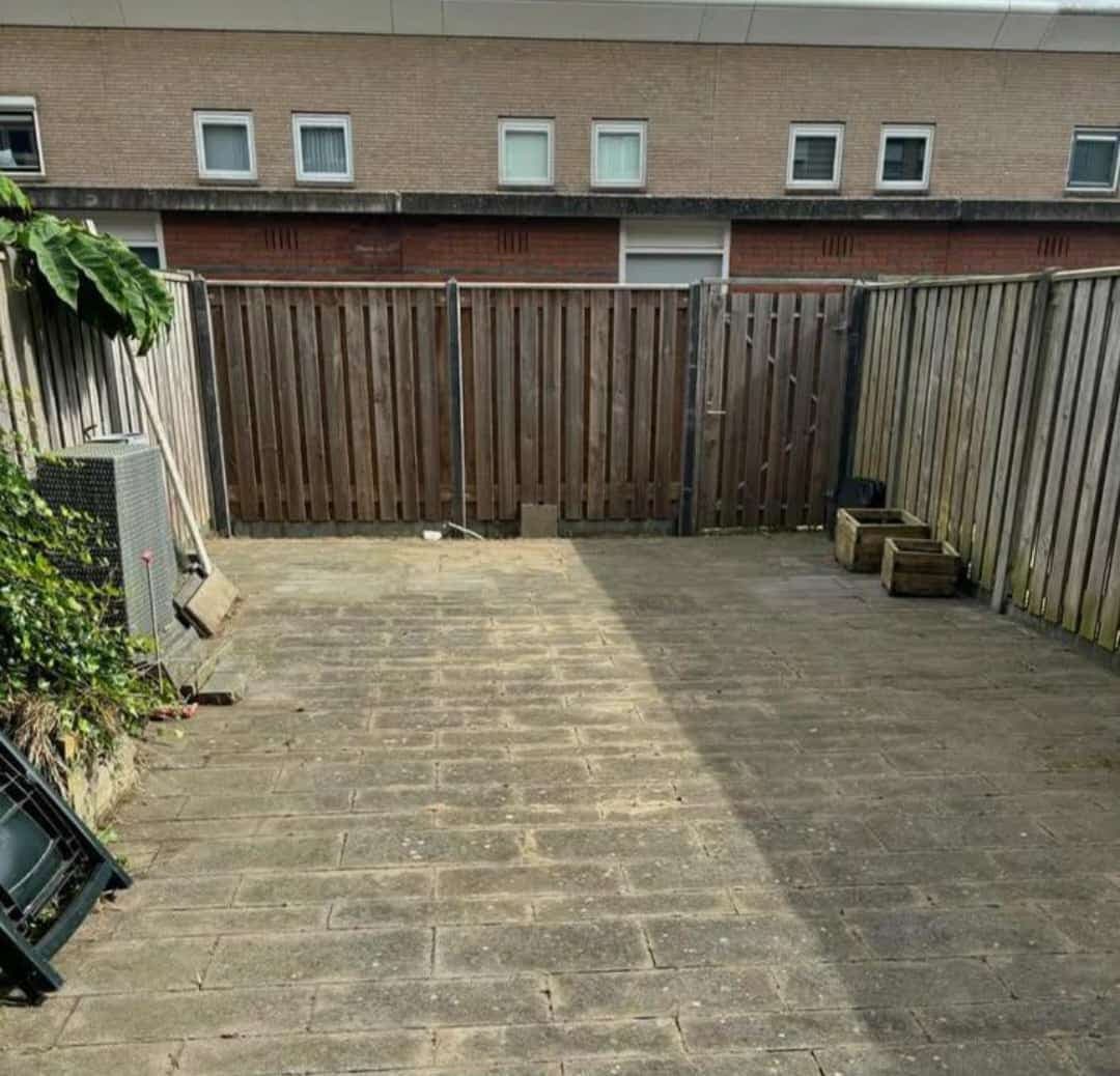 Tuin met terras vóór onderhoudswerkzaamheden.