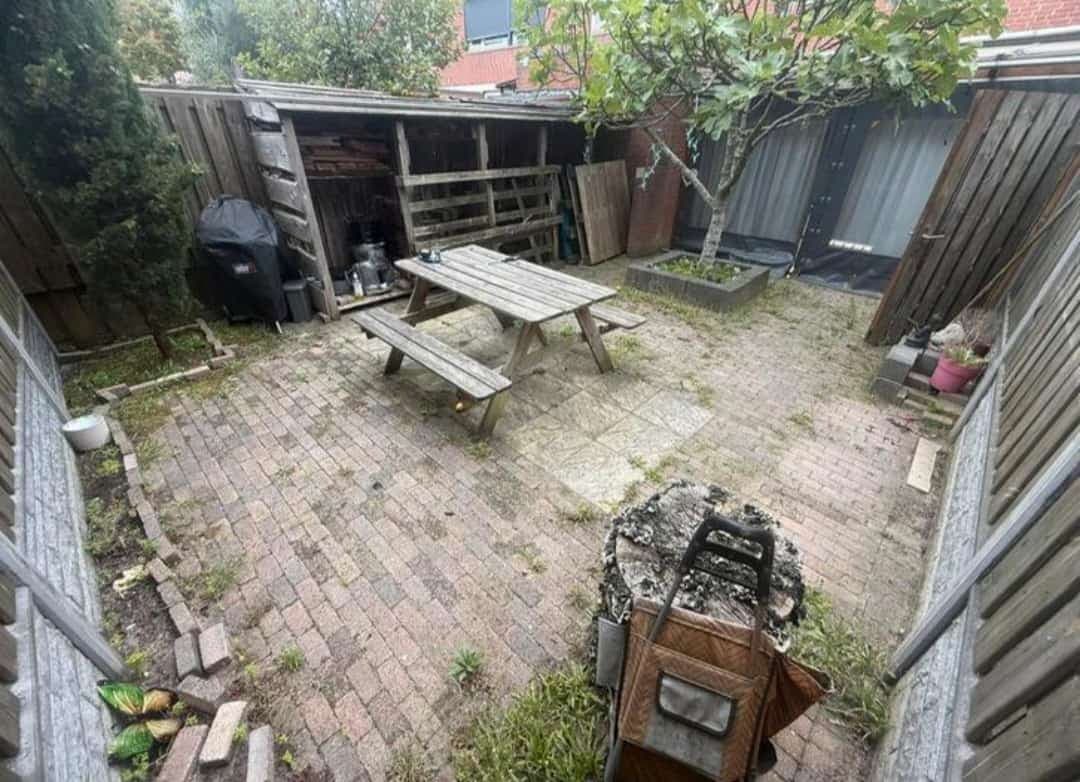 Onderhouden achtertuin met terras en duidelijke loopruimte.