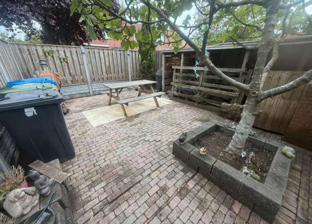 Opgefrist terras na onderhoud en reiniging.