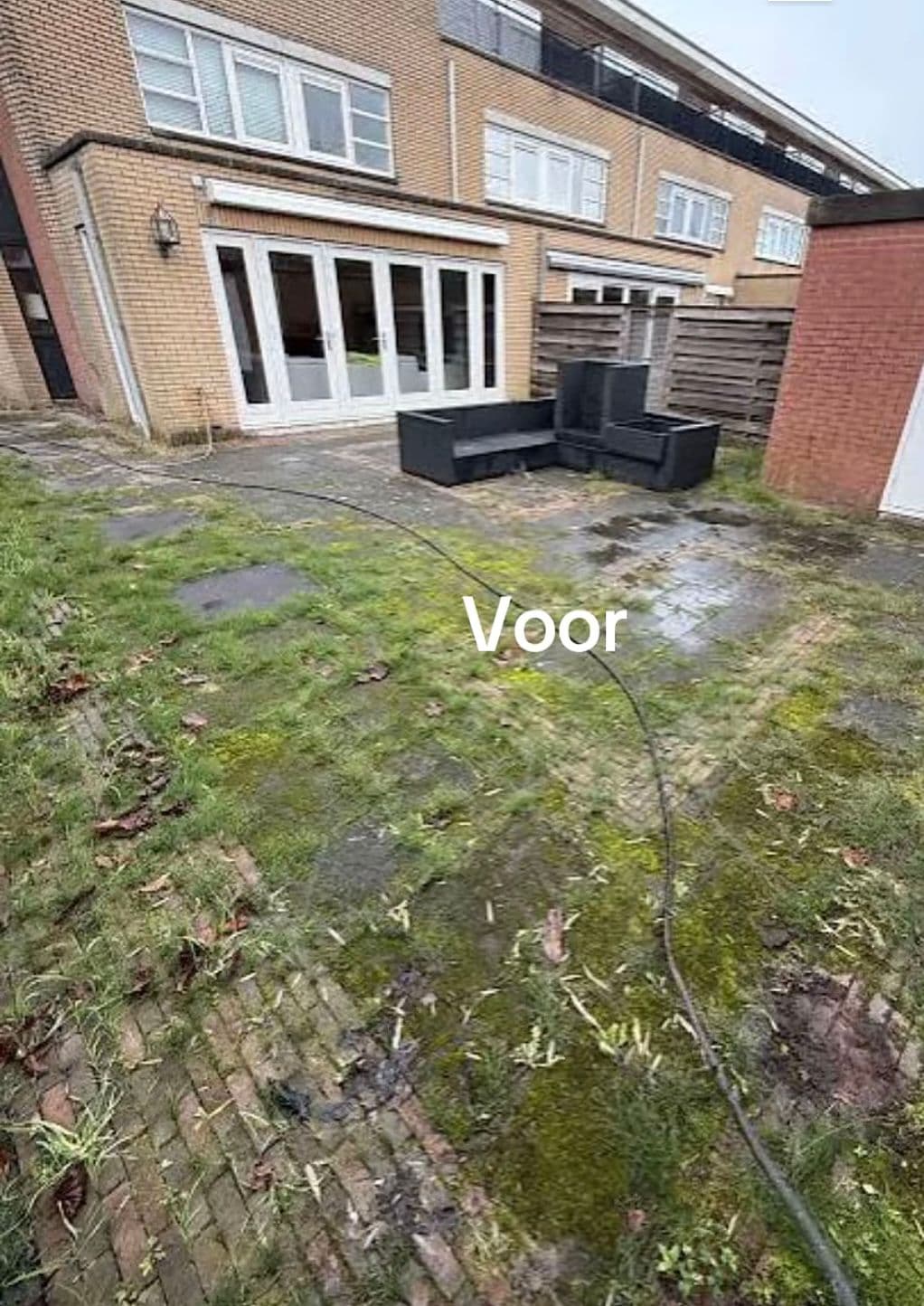 Bestrating voor reiniging met aanslag en vervuiling.