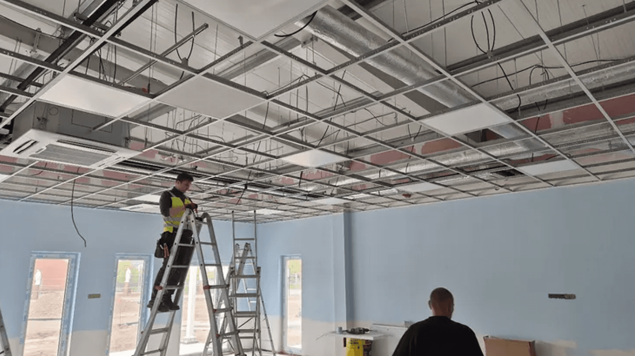 Montaż instalacji elektrycznej nad sufitem technicznym
