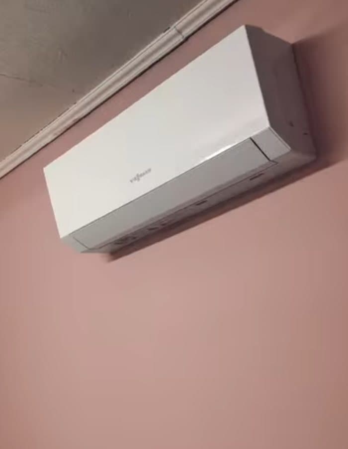 Wewnętrzna jednostka klimatyzacji zamontowana na ścianie pomieszczenia.