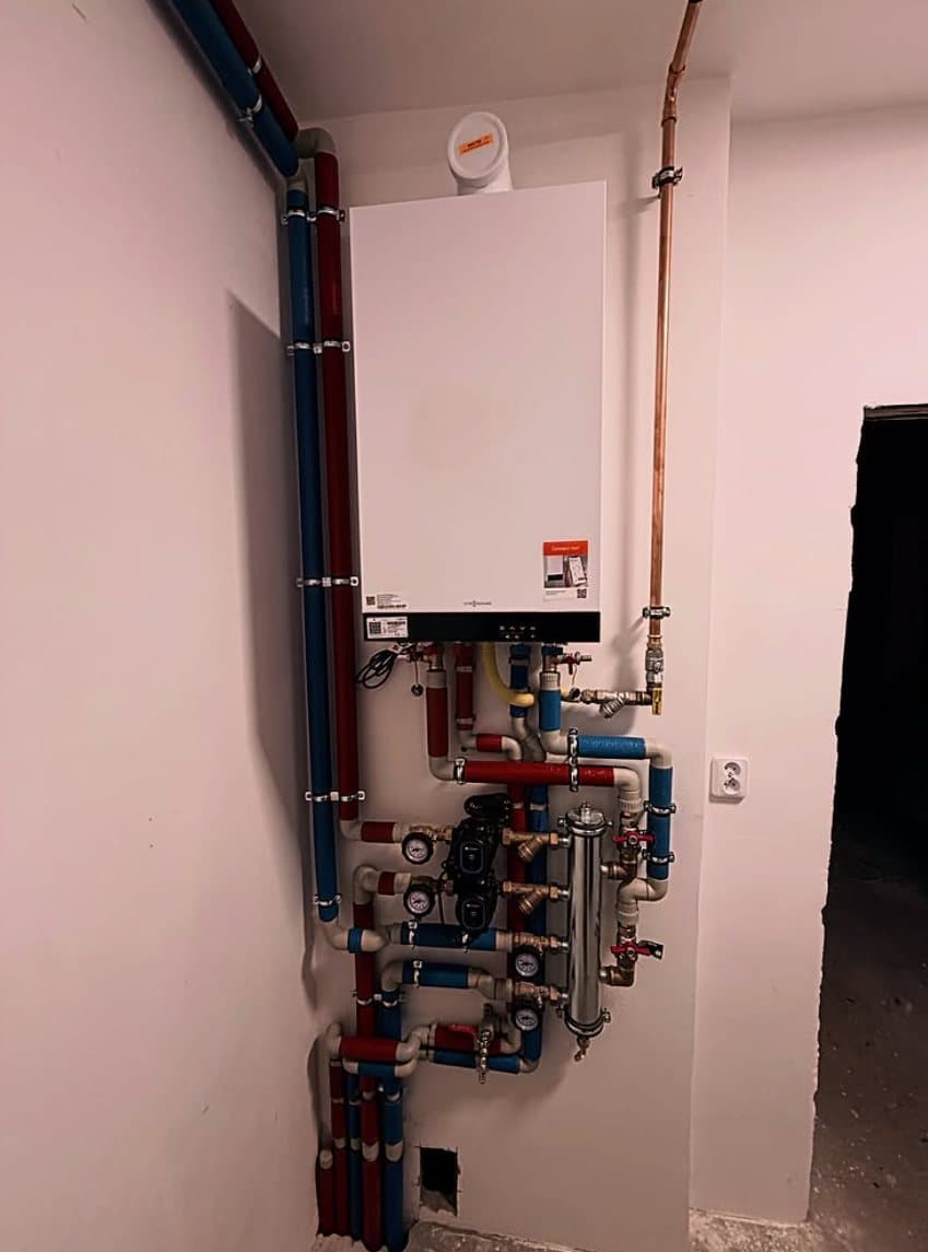 Zamontowany kocioł grzewczy z estetycznie poprowadzoną instalacją.