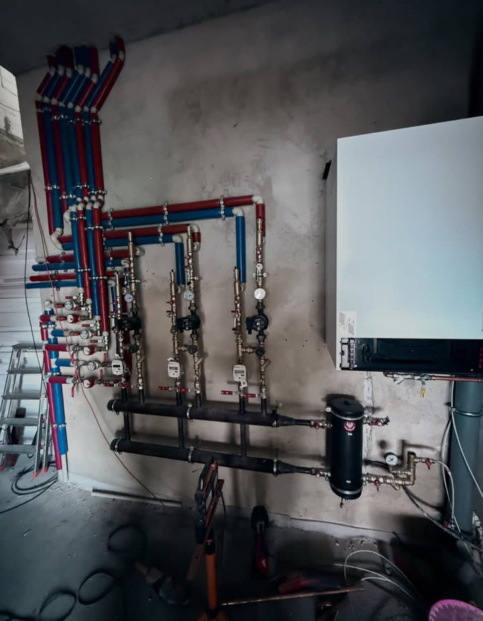 Kotłownia z rozdzielaczami i przewodami instalacji grzewczej.