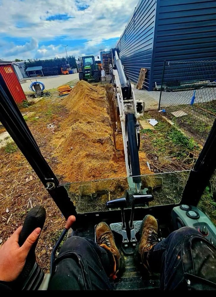 Wykop pod prowadzenie instalacji z użyciem koparki.