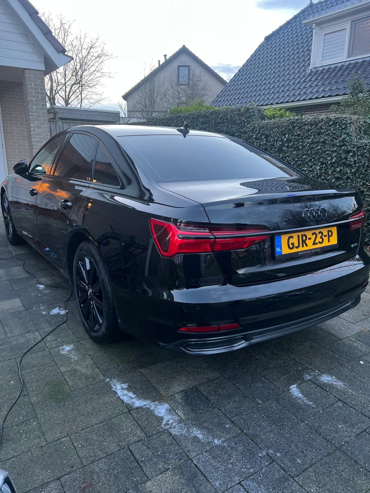 Achterzijde van een gereinigde Audi met glanzende lak.