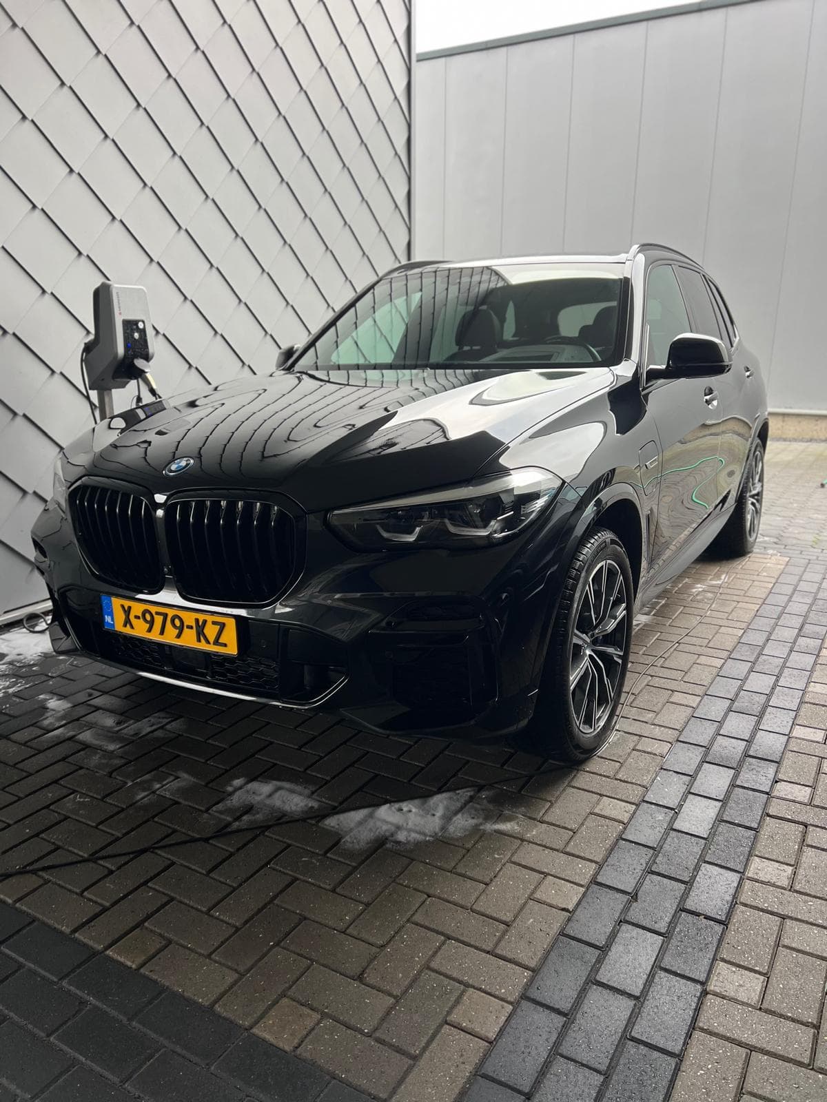 BMW schoon afgeleverd met glanzende zwarte lak.