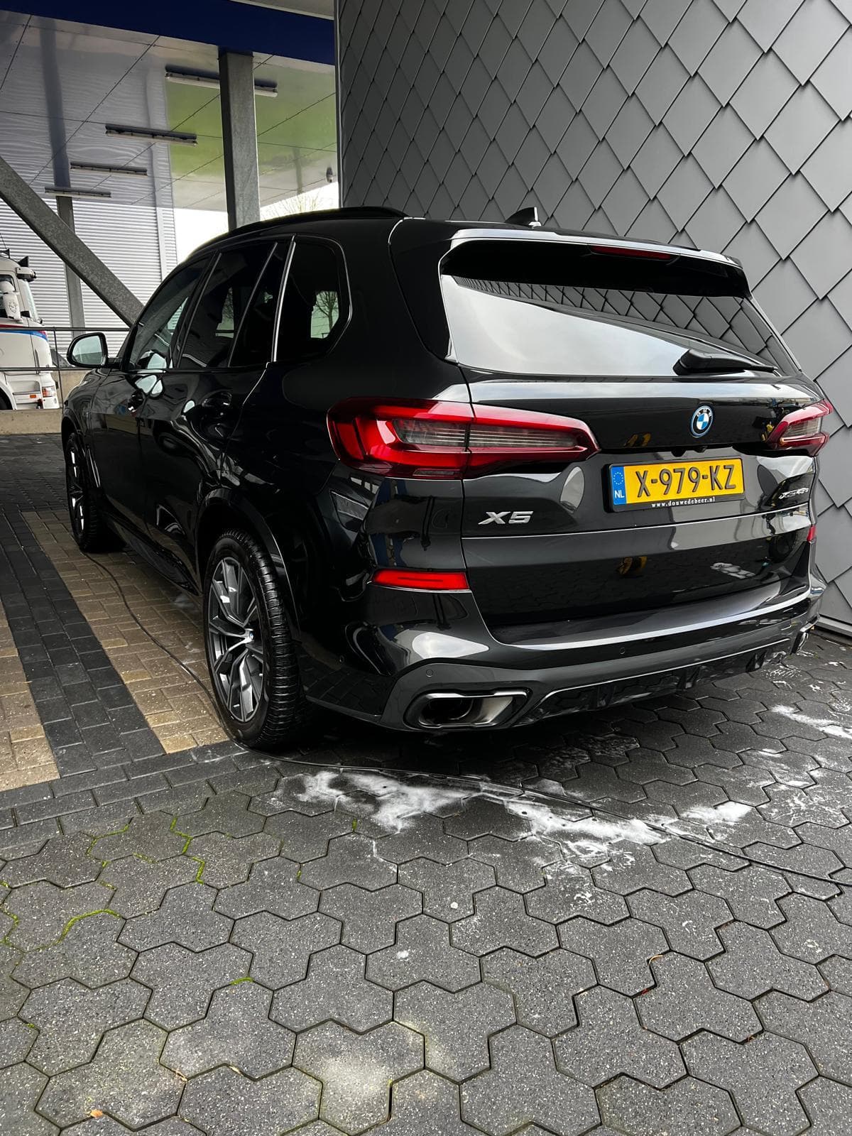 BMW X5 schoon en glanzend op locatie.
