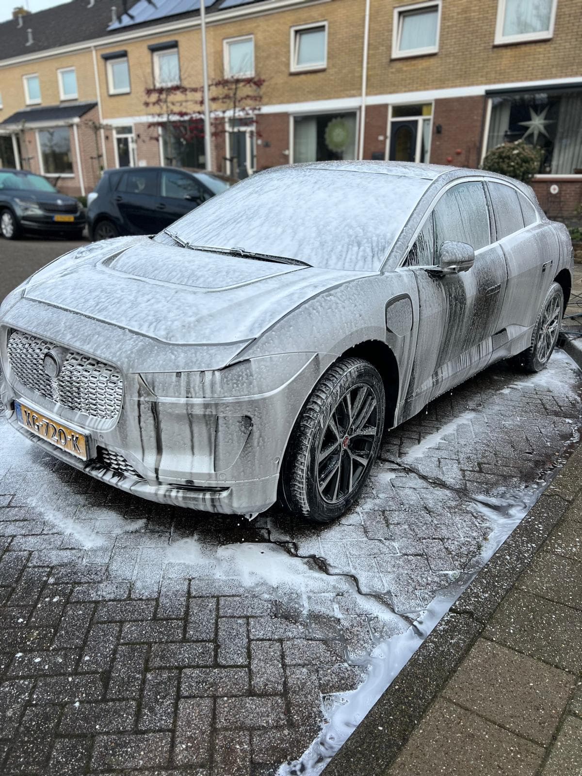 Jaguar volledig ingeschuimd tijdens reiniging.